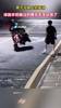 男子学“杰伦”马路上拍篮球球脱手把路过的摩托车手坑苦了😂