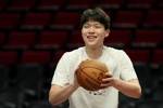 14分！媒体人：杨瀚森登场就会有贡献 有球在手就是球队最大威胁