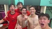 阳光大男孩们!王钰栋和队友更衣室光膀子呐喊庆祝晋级